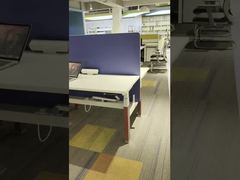 専門的にカスタマイズされたシットスタンドデスク電動高さ調節可能なコンピュータワークステーションデスク