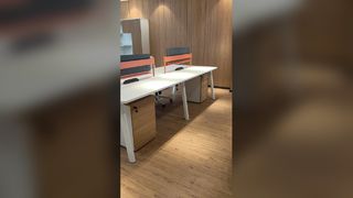 4 人チームのためのミニマルなデスク