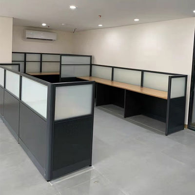 オフィス プライバシー スクリーン パーティション と 黒 オフィス デスク ワーク ステーション